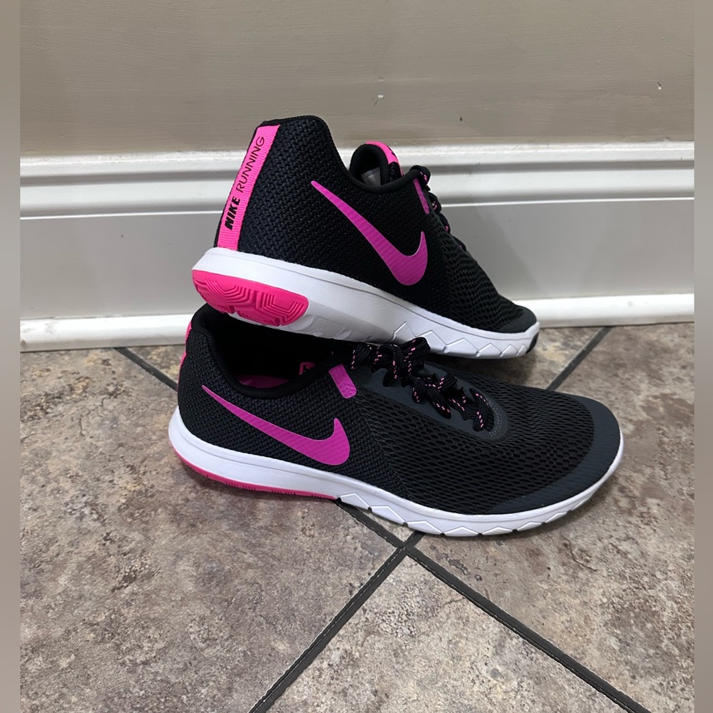 Nike Women's Black and Pink Athletic Shoes